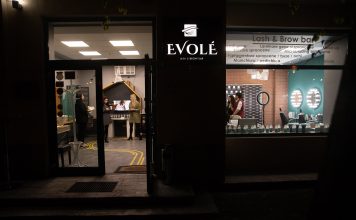 3 ani de Evole lash & brow bar, in casa noua! Vezi cum au sarbatorit vedetele si invitatii prezenti la inaugurarea noii locatii.