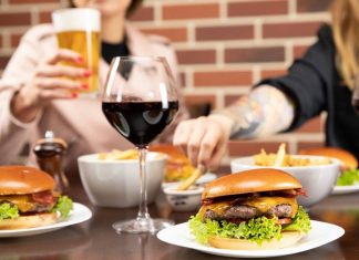 Hard Rock Cafe lansează pachetele ”Do It Yourself”